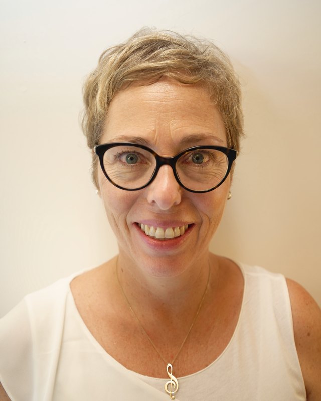 Portrait de Luisa Valerio-Martin, souriante, avec ses lunettes